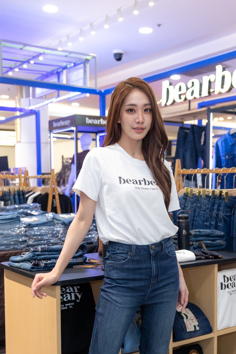 SapphicGardenTH's tweet photo. ยีนส์เลิฟเวอร์มีกรี๊ด! “มายด์ 4EVE” ป้ายยาไอเทมเด็ดบนรันเวย์  “ROBINSON SUPER JEANS WEEK 2026” ในลุคสุดเท่จาก Bearbeary
 
#Mind4EVE #มายด์4EVE

เป็นอีเวนต์แห่งปีที่คนรักยีนส์ต้องปักหมุด สำหรับงาน “ROBINSON SUPER JEANS WEEK 2026” มหกรรมยีนส์ที่ยิ่งใหญ่ที่สุดแห่งปี ซึ่งจัดขึ้นโดยศูนย์การค้าโรบินสัน โดยงานนี้สร้างเสียงฮือฮาทั้งงาน เมื่อสาวฮอต “มายด์ อาทิตยา (4EVE)” มาร่วมปรากฏตัวเป็น Special Guest เดินแฟชั่นโชว์สุดชิคให้กับแบรนด์ยีนส์สุดฮิตอย่าง Bearbeary ณ CASCATA ชั้น G ฟิวเจอร์พาร์ค รังสิต

การปรากฏตัวของสาวมายด์ในลุค Denim Casual จาก Bearbeary เรียกได้ว่าสะกดทุกสายตา โดยเฉพาะการเลือกสวมใส่ Skinny Jeans รุ่น COOL.MAX ที่สะท้อนคอนเซปต์ของคอลเลกชันใหม่ล่าสุดจากแบรนด์ได้อย่างสมบูรณ์แบบ โดย “มายด์ อาทิตยา” ได้แชร์ความประทับใจหลังสวมใส่ยีนส์จาก Bearbeary ว่า "วันนี้มายอยู่ในลุค Denim Casual จาก Bearbeary ค่ะ ตัวที่ใส่เป็น Skinny Jeans รุ่น COOL.MAX ชอบตรงที่เข้ารูปสวย แต่ใส่แล้วไม่รู้สึกอึดอัดเลย ผ้านุ่ม ยืด แล้วก็เย็นสบาย ลุคนี้ทั้งเท่และใส่สบาย เข้ากับ COOL.MAX ที่ใส่อยู่วันนี้พอดี เป็นยีนส์ที่ทำให้รู้สึกว่า Skinny ก็ใส่สบายและเย็นได้จริง ๆ และเป็นยีนส์ที่ขาดไม่ได้เลยค่ะ เพราะเป็นทรงที่ใส่ง่าย แล้วก็ช่วยให้หุ่นดูสวยขึ้น ยิ่งถ้าเป็น Skinny ของ Bearbeary จะชอบเป็นพิเศษ เพราะเค้าขึ้นชื่อเรื่องทรงอยู่แล้ว ใส่แล้วกระชับ แต่ยังเคลื่อนไหวสบายค่ะ"

ด้าน“คุณปุ๋ย” วนิศา ดวงจินดา  Founder of Bearbeary กล่าวถึงแนวคิดเบื้องหลังการพัฒนาครั้งนี้ว่าภายในงาน Bearbeary ยังจัดเต็มส่งท้ายความปังด้วยการเปิดตัว COOL MAX SERIES คู่มากับ B-LITE SERIES พร้อมชวนทุกคนมาร่วมสนุกกับแคมเปญสุดชิค #ท้าไทยใส่ยีนส์COOL เพราะบางความแตกต่าง ต้องลองถึงจะรู้ ที่พร้อมเปลี่ยนมุมมองการใส่ยีนส์ในเมืองไทยให้สนุกและสบายกว่าที่เคยสำหรับใครที่อยากคอมพลีทลุคเท่และสบายแบบสาวมายด์ 4EVE สามารถไปสัมผัสความนุ่ม ยืด เย็น ของทัพยีนส์จาก Bearbeary ได้ที่ช้อปได้โรบินสันทุกสาขา