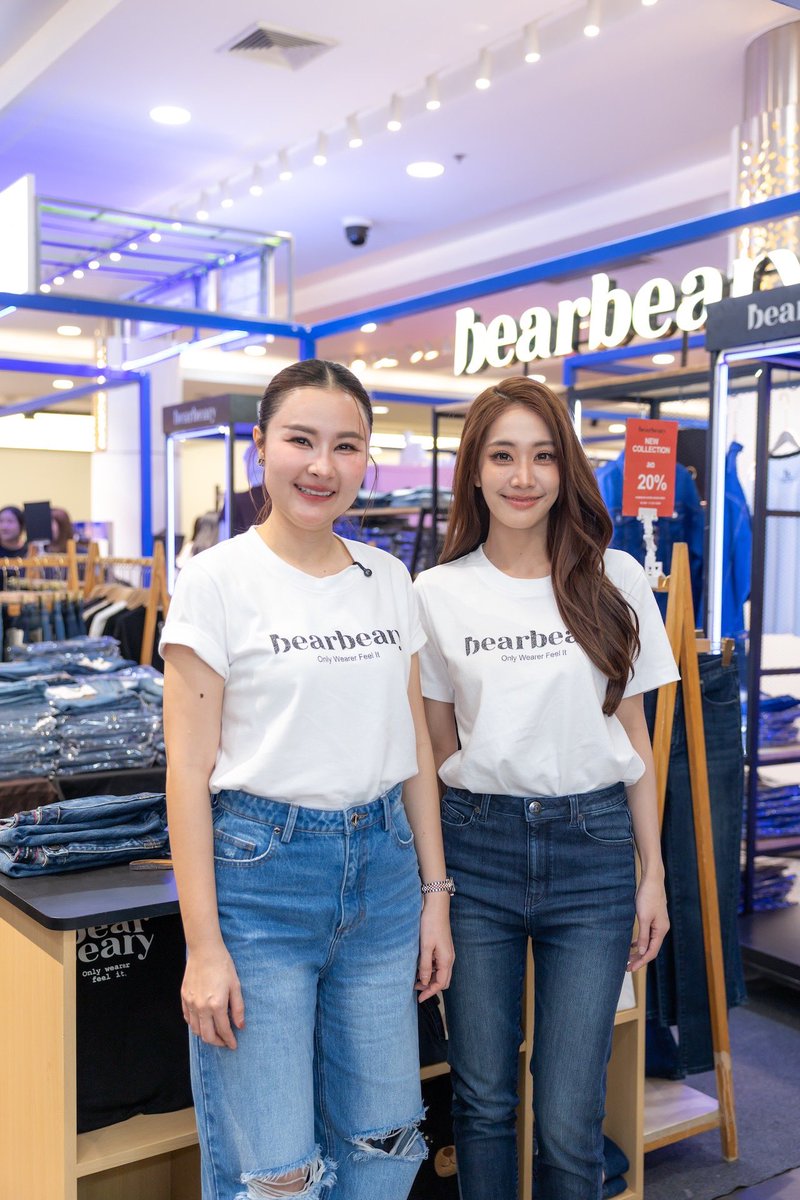 SapphicGardenTH's tweet photo. ยีนส์เลิฟเวอร์มีกรี๊ด! “มายด์ 4EVE” ป้ายยาไอเทมเด็ดบนรันเวย์  “ROBINSON SUPER JEANS WEEK 2026” ในลุคสุดเท่จาก Bearbeary
 
#Mind4EVE #มายด์4EVE

เป็นอีเวนต์แห่งปีที่คนรักยีนส์ต้องปักหมุด สำหรับงาน “ROBINSON SUPER JEANS WEEK 2026” มหกรรมยีนส์ที่ยิ่งใหญ่ที่สุดแห่งปี ซึ่งจัดขึ้นโดยศูนย์การค้าโรบินสัน โดยงานนี้สร้างเสียงฮือฮาทั้งงาน เมื่อสาวฮอต “มายด์ อาทิตยา (4EVE)” มาร่วมปรากฏตัวเป็น Special Guest เดินแฟชั่นโชว์สุดชิคให้กับแบรนด์ยีนส์สุดฮิตอย่าง Bearbeary ณ CASCATA ชั้น G ฟิวเจอร์พาร์ค รังสิต

การปรากฏตัวของสาวมายด์ในลุค Denim Casual จาก Bearbeary เรียกได้ว่าสะกดทุกสายตา โดยเฉพาะการเลือกสวมใส่ Skinny Jeans รุ่น COOL.MAX ที่สะท้อนคอนเซปต์ของคอลเลกชันใหม่ล่าสุดจากแบรนด์ได้อย่างสมบูรณ์แบบ โดย “มายด์ อาทิตยา” ได้แชร์ความประทับใจหลังสวมใส่ยีนส์จาก Bearbeary ว่า "วันนี้มายอยู่ในลุค Denim Casual จาก Bearbeary ค่ะ ตัวที่ใส่เป็น Skinny Jeans รุ่น COOL.MAX ชอบตรงที่เข้ารูปสวย แต่ใส่แล้วไม่รู้สึกอึดอัดเลย ผ้านุ่ม ยืด แล้วก็เย็นสบาย ลุคนี้ทั้งเท่และใส่สบาย เข้ากับ COOL.MAX ที่ใส่อยู่วันนี้พอดี เป็นยีนส์ที่ทำให้รู้สึกว่า Skinny ก็ใส่สบายและเย็นได้จริง ๆ และเป็นยีนส์ที่ขาดไม่ได้เลยค่ะ เพราะเป็นทรงที่ใส่ง่าย แล้วก็ช่วยให้หุ่นดูสวยขึ้น ยิ่งถ้าเป็น Skinny ของ Bearbeary จะชอบเป็นพิเศษ เพราะเค้าขึ้นชื่อเรื่องทรงอยู่แล้ว ใส่แล้วกระชับ แต่ยังเคลื่อนไหวสบายค่ะ"

ด้าน“คุณปุ๋ย” วนิศา ดวงจินดา  Founder of Bearbeary กล่าวถึงแนวคิดเบื้องหลังการพัฒนาครั้งนี้ว่าภายในงาน Bearbeary ยังจัดเต็มส่งท้ายความปังด้วยการเปิดตัว COOL MAX SERIES คู่มากับ B-LITE SERIES พร้อมชวนทุกคนมาร่วมสนุกกับแคมเปญสุดชิค #ท้าไทยใส่ยีนส์COOL เพราะบางความแตกต่าง ต้องลองถึงจะรู้ ที่พร้อมเปลี่ยนมุมมองการใส่ยีนส์ในเมืองไทยให้สนุกและสบายกว่าที่เคยสำหรับใครที่อยากคอมพลีทลุคเท่และสบายแบบสาวมายด์ 4EVE สามารถไปสัมผัสความนุ่ม ยืด เย็น ของทัพยีนส์จาก Bearbeary ได้ที่ช้อปได้โรบินสันทุกสาขา