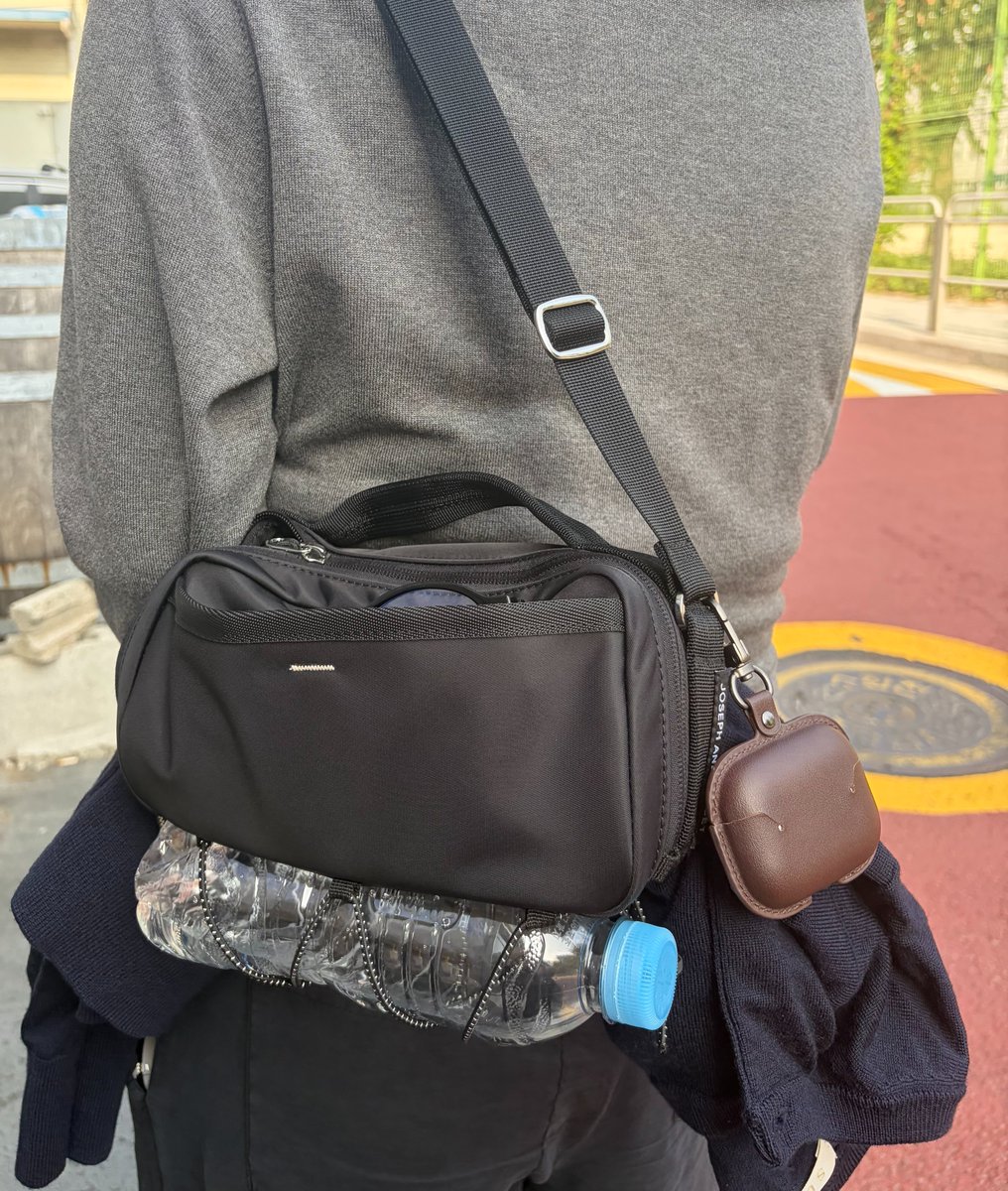 nitanlife's tweet photo. ㄹㅈㄷ 보부상 가방 추천

아니 진짜 작은데 필요한 거 다들어감
하단 스트링에 생수병 넣을 수 있는 거 너무 싱크빅이라 조음

뒤에는 메쉬 터널 있어서 겉옷도 넣을 수 있고요.. 산책할 때 이만한게 없음... https://t.co/XBvRvOyuOP