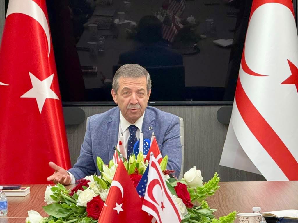 KKTC_Disisleri's tweet photo. Dışişleri Bakanı Ertuğruloğlu, Washington’da Kıbrıs Türkleri, Sivil Toplum Örgütleri ve Georgetown Üniversitesi yüksek lisans öğrencileri ile bir araya geldi

Dışişleri Bakanı Tahsin Ertuğruloğlu, Washington’da yaşayan Kıbrıs Türkleri ve Türk sivil toplum örgütleri temsilcileri ile KKTC Washington Temsilciliğinde bir araya geldi. 
Buluşmada Bakan Ertuğruloğlu, Kıbrıs konusunda bilgilendirdiği katılımcılarla çeşitli konularda görüş alışverişinde bulundu.

Dışişleri Bakanı Ertuğruloğlu, Washington temasları kapsamında, ABD’nin saygın yükseköğretim kurumlarından Georgetown Üniversitesi’nde Uluslararası İlişkiler alanında yüksek lisans yapan öğrencilere Kıbrıs konusunda kapsamlı sunum yaptı ve ardından öğrencilerin sorularını yanıtladı.

Temaslarının sonunda, KKTC Washington Temsilciliği’nde basın mensuplarıyla bir araya gelen Dışişleri Bakanı Ertuğruloğlu, New York ve Washington’da gerçekleştirdiği görüşmelerle ilgili bilgi verdi.

Birleşmiş Milletler (BM) 81. Genel Kurul çalışmaları kapsamnında New York ve sonrasında Washington’da gerçekleştirdiği temaslarını tamamlayan Dışişleri Bakanı Ertuğruloğlu ve beraberindeki heyetin, bugün ülkeye dönmesi bekleniyor.