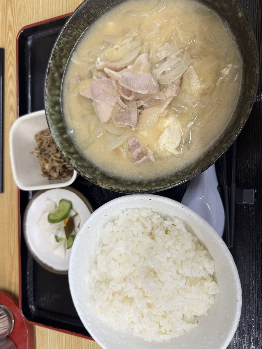 trans_am_OO's tweet photo. 今日はお仕事が減員配置日で急遽お休みになったので究極の思いつきお散歩ツーリング🏍️
弥彦の大鳥居下のパン屋さんでパン購入🥐
高速乗って上越新井のとん汁たちばなさん。とん汁定食大盛り😋久しぶりだったけど美味しかった〜♪ https://t.co/loBn0eBqSq