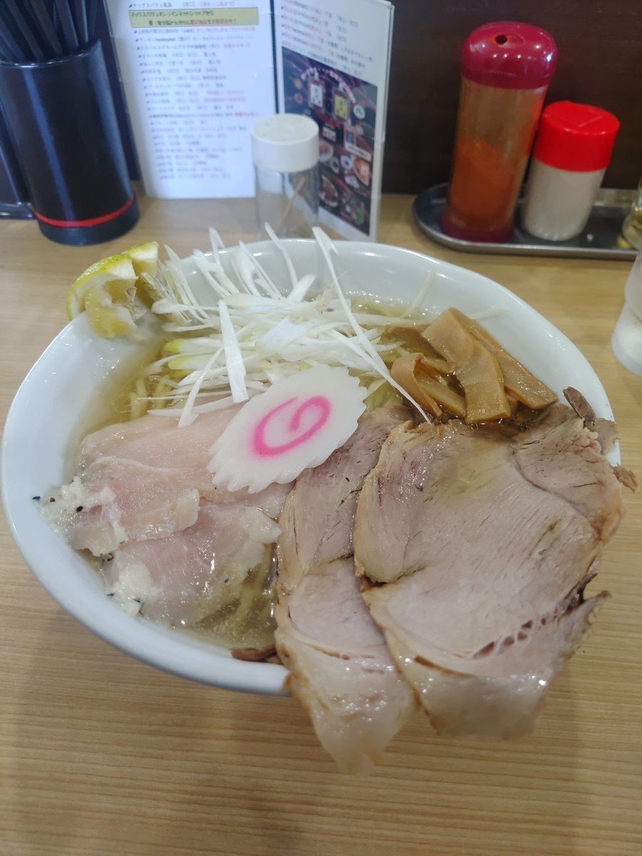 tiidan_kimetsu's tweet photo. お昼
#西屋
鯛塩らーめん大盛
TP🥩

な　ん　だ　こ　れ　は
うますぎる………鯛の芳醇な旨味が凄くスープに出ている……レンゲが止まらない……

麺はプリシコでスープを纏いこれまた美味い🤩

そして鶏チャよ、しっとり……味入れ絶妙、抜群、うますぎる………

西屋フリークはとりあえず喰っとけ👍 https://t.co/wi2TXyWO8E