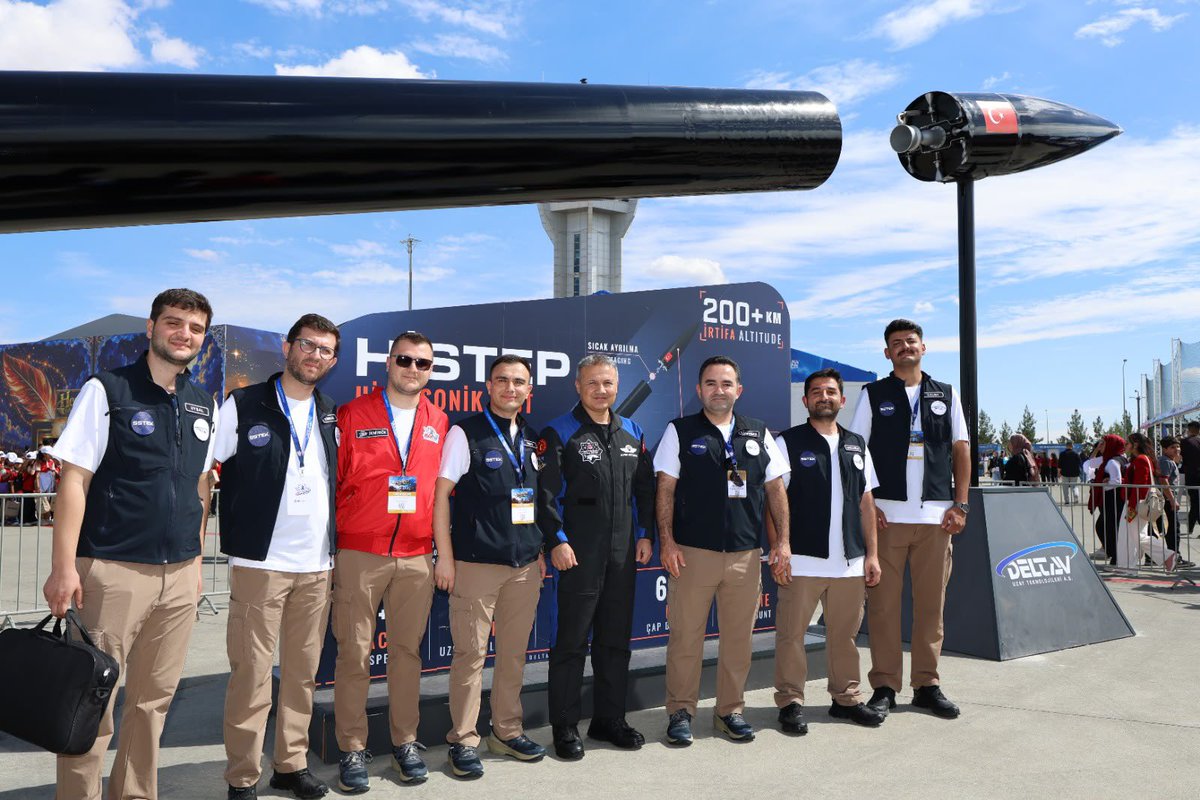 TURKastro's tweet photo. TEKNOFEST Şanlıurfa’da 1️⃣. Gün 🚀

Peygamberler şehri, tarihin sıfır noktası Şanlıurfa’da TEKNOFEST heyecanını yaşamaya başladık.

📌 TÜME Vakfı Standı Ziyareti
📌 KÜRE Konuşmaları
📌 Delta V Uzay Teknolojileri

Bilim, teknoloji, uzay ve üretimle dolu ilk günün ardından TEKNOFEST Şanlıurfa’da heyecan devam ediyor. 🇹🇷🚀

📍 30 Eylül – 4 Ekim | Şanlıurfa GAP Havalimanı

Şanlıurfa’nın kadim medeniyet mirası ile Türkiye’nin geleceğe uzanan teknoloji vizyonu TEKNOFEST’e herkesi davet ediyorum.