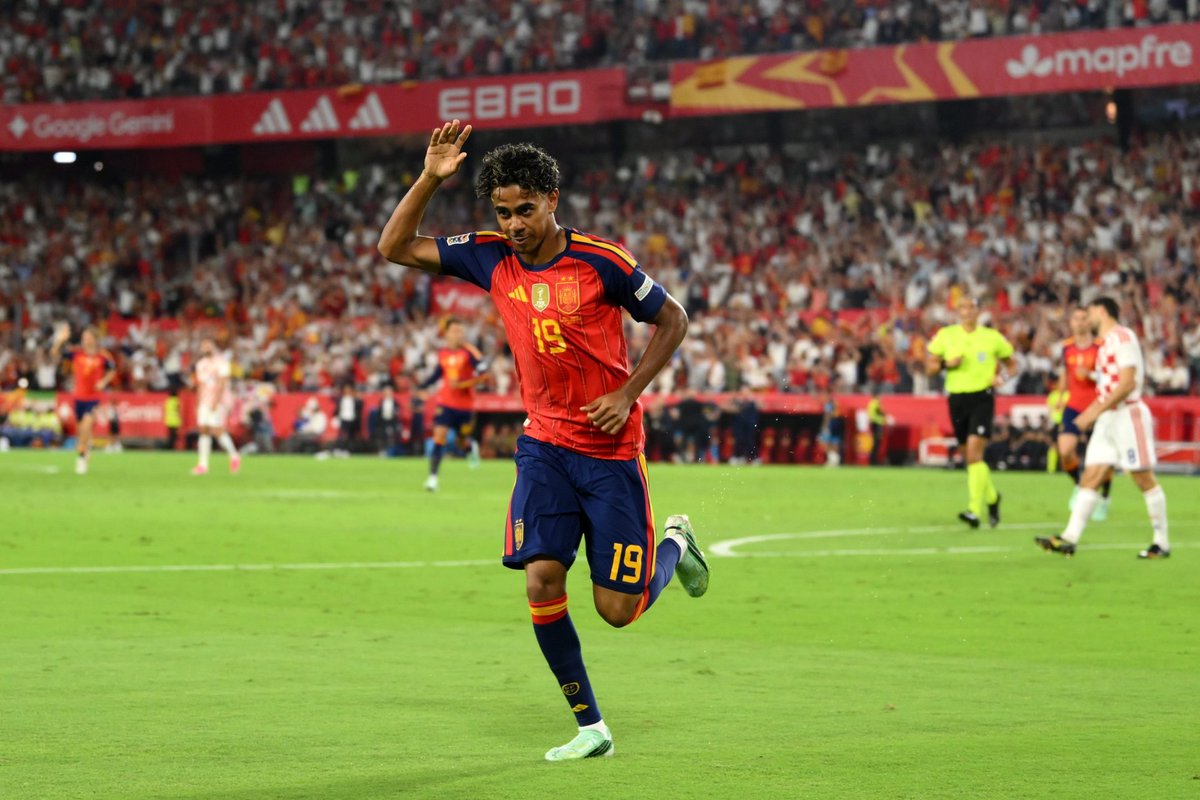 BarcaUniversal's tweet photo. 📰 Mundo Deportivo: 'Slaven Bilic believes the biggest difference between Spain’s 2010 team and the current one is Lamine Yamal.

Spain still control games with the ball, but now have a devastating transition threat as well.

The "Spain of Lamine" era is starting to feel very real'