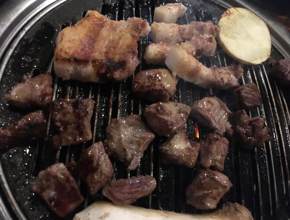 fvedb's tweet photo. 어제 무뷰홍 갔다가 배고파서 급하게 맛집 보려고
캐치테이블 켯는데 리뷰 좋아서 먹어봄!!!

근데 진짜 고기 질이 엄청 좋구 완전 유명한 곳인가봐용
연예인들 싸인도 엄청 많구 주변에 예절샷 찍으시는
귀여운 손님들도 계셧음... 🥹🩷 

여기가 약간 최애 자만추 고깃집으로
되게 마니 알려져 있나보더라구요?!

가격대가 있는 편이긴 한데 직원분들이 직접
구워주시고 고기 퀄리티 생각하면 괜찮은 것 같아용 ㅎㅎ
추천!!! > 홍대 육몽 < 입니다 🫶🏻🤍
