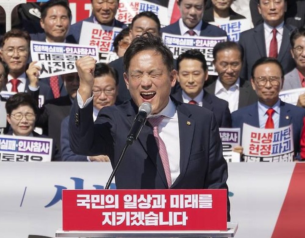 amnseoul's tweet photo. 국힘 김태규 "12·3도 전두환도 내란 아냐" 망언..여권 "처참한 헌법인식..즉각 제명해야" https://t.co/JRqQgm37V9
1997년 전두환의 내란죄를 유죄로 인정한 대법원 확정판결까지 부정
"법치를 수호해야 할 판사 출신 인사라는 것이 믿기지 않는 망발" https://t.co/5ee4bnofvi
