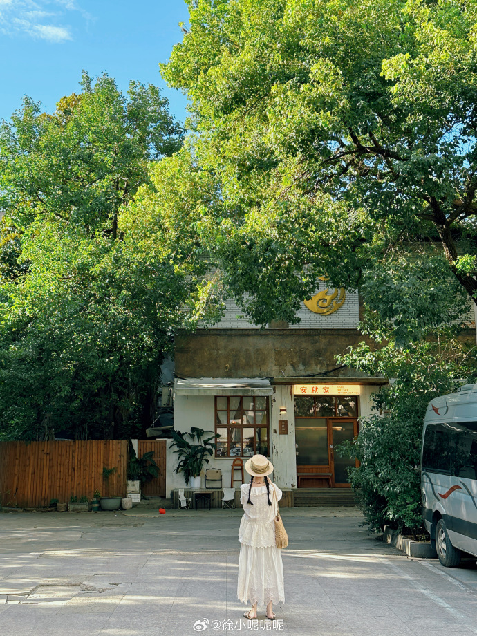 melindasopy's tweet photo. [Hey, let's not let small things get in the way of good times! The little town of Shey offers cozy vibes and warm chats with locals like Yi—perfect for a peaceful escape.] https://t.co/DTiyRauVK2