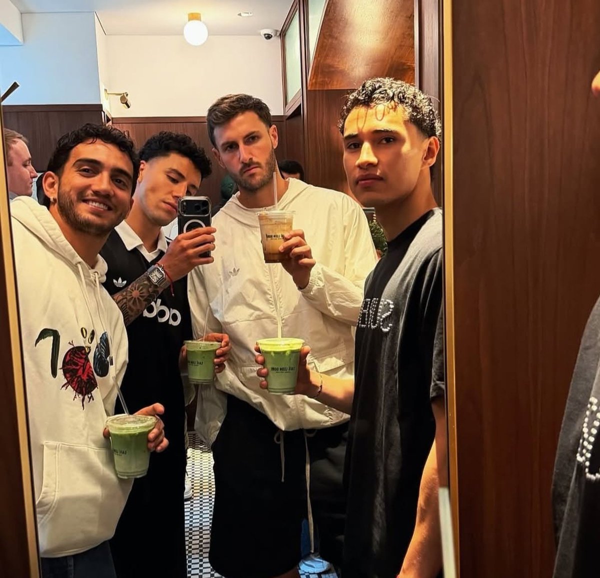 BananasStyles13's tweet photo. para mí una caguama bien fría y para el putito de mi novio un matcha latte https://t.co/NjScwmoFyE