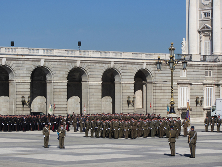 GR_GuardiaReal's tweet photo. El 1 de octubre de 2012, el patio de la Armería del Palacio Real acogió la imposición de la Cruz Laureada Colectiva de San Fernando al Regimiento de Caballería Acorazado «Alcántara» 10, heredero del «Cazadores de Alcántara» 14. La recompensa reconocía los hechos ocurridos entre el 22 de julio y el 9 de agosto de 1921, cuando la unidad cubrió el repliegue de las tropas españolas y perdió a la mayor parte de sus hombres.

La Guardia Real abrió la entrada de las fuerzas con su Escuadra de Gastadores y su Unidad de Música; después formaron las compañías «Monteros de Espinosa», «Mar Océano» y la Escuadrilla «Plus Ultra». El Escuadrón de Escolta Real y la Batería cerraron el ceremonial y el desfile.
Aquel día, la solemnidad de la Corona dio forma pública a una deuda de honor contraída noventa y un años antes.