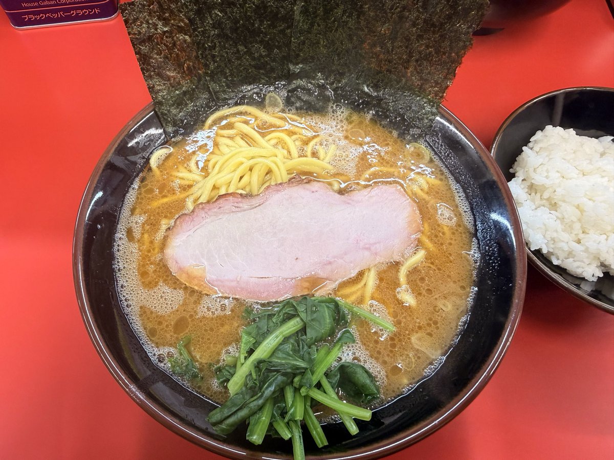 EMMAbsta's tweet photo. 🌟念願の関内家へ🌟

先日の試合前にやっと行けました‼️
グイグイ飲めるスープにズバズバすすれる麺。安定の燻製チャーシュー🍖　
海苔をスープダイブからのライス巻き🍚
これぞ家系‼️やっぱり最高‼️
ちなみにオーナーは硬め濃いめ普通が好みです。
#家系ラーメン関内家 #完飲 https://t.co/CgWFH0U4oX
