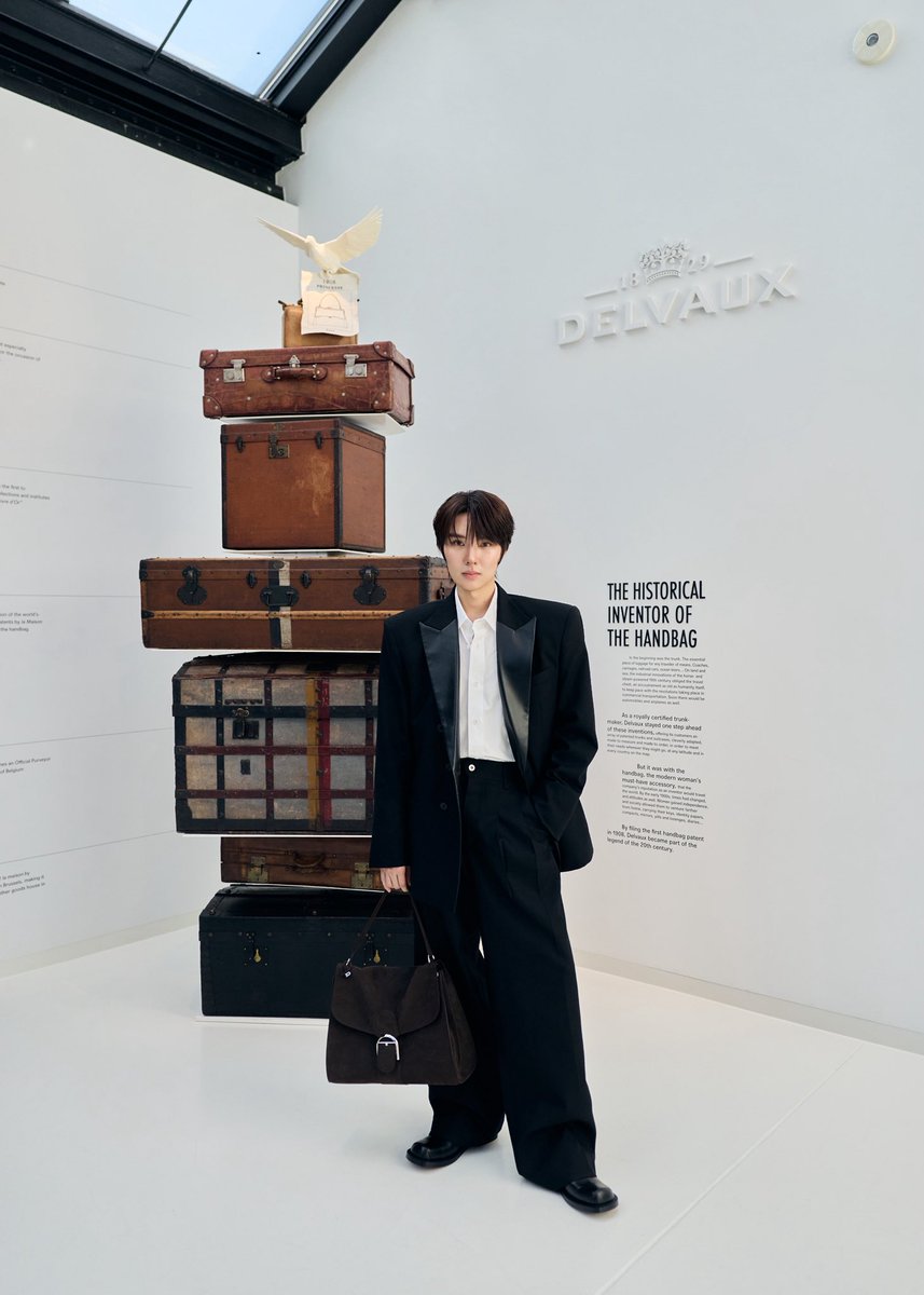 VogueThailand's tweet photo. #VogueReports เปิดภาพโมเมนต์ ‘น้ำปิง-นภัสกร’ ขณะเข้าชม Art Installation จาก Delvaux x Hans Op de Beeck ณ กรุงบรัสเซลส์
.
‘น้ำปิง-นภัสกร’ @nampingnapat เข้าร่วมสัมผัสประสบการณ์สุดพิเศษ กับการเข้าชมผลงานศิลปะ Art Installation ชิ้นมาสเตอร์พีซ จากการร่วมมือกันระหว่าง Delvaux และ ‘Hans Op de Beeck’ ศิลปินร่วมสมัยชาวเบลเยียม โดยนิทรรศการนี้จัดขึ้น ณ L’Arsenal กรุงบรัสเซลส์ ประเทศเบลเยียม ซึ่งโดดเด่นด้วยจัดวางงานประติมากรรมร่วมสมัย เคียงคู่กับกระเป๋ารุ่นไอคอนิกของแบรนด์ เพื่อสะท้อนถึงเอกลักษณ์ ความประณีตพิถีพิถัน และความงามเหนือกาลเวลา ที่หลอมรวมโลกแห่งศิลปะ และงานช่างฝีมือออกมาได้อย่างน่าสนใจ #Delvaux #HansOpdeBeeck #nampingster

Photo: Courtesy of Delvaux