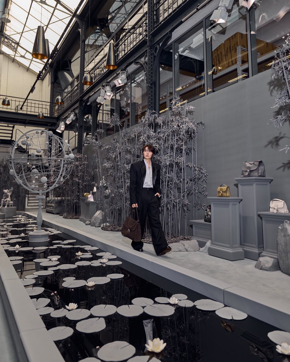 VogueThailand's tweet photo. #VogueReports เปิดภาพโมเมนต์ ‘น้ำปิง-นภัสกร’ ขณะเข้าชม Art Installation จาก Delvaux x Hans Op de Beeck ณ กรุงบรัสเซลส์
.
‘น้ำปิง-นภัสกร’ @nampingnapat เข้าร่วมสัมผัสประสบการณ์สุดพิเศษ กับการเข้าชมผลงานศิลปะ Art Installation ชิ้นมาสเตอร์พีซ จากการร่วมมือกันระหว่าง Delvaux และ ‘Hans Op de Beeck’ ศิลปินร่วมสมัยชาวเบลเยียม โดยนิทรรศการนี้จัดขึ้น ณ L’Arsenal กรุงบรัสเซลส์ ประเทศเบลเยียม ซึ่งโดดเด่นด้วยจัดวางงานประติมากรรมร่วมสมัย เคียงคู่กับกระเป๋ารุ่นไอคอนิกของแบรนด์ เพื่อสะท้อนถึงเอกลักษณ์ ความประณีตพิถีพิถัน และความงามเหนือกาลเวลา ที่หลอมรวมโลกแห่งศิลปะ และงานช่างฝีมือออกมาได้อย่างน่าสนใจ #Delvaux #HansOpdeBeeck #nampingster

Photo: Courtesy of Delvaux