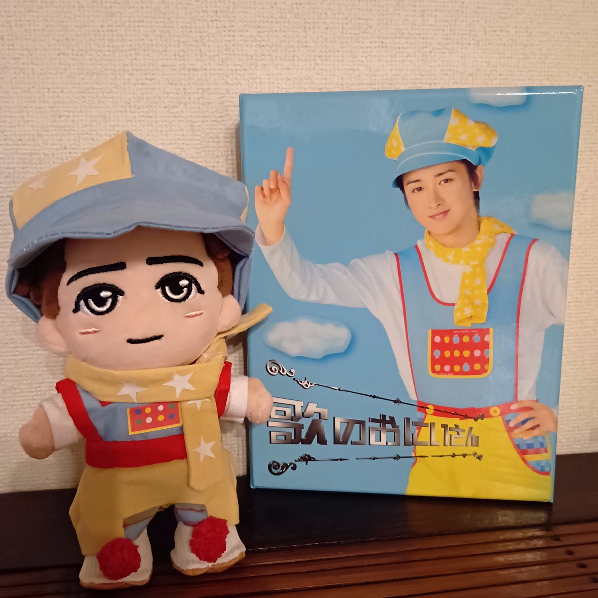 machan_blue's tweet photo. 今週の智ぬい
歌のおにいさんver.
今までの作品の集大成って感じで一番の力作です‼️
帽子はキャスケットの型紙を使い、服は自力で頑張りました💪
スタジオ背景はチャッピー
星や赤いポンポンとか細い作業が多くて大変だった
アイロン掛けは力尽きて省略したのはご愛嬌ってことで😅 https://t.co/VxLYbUrvlO