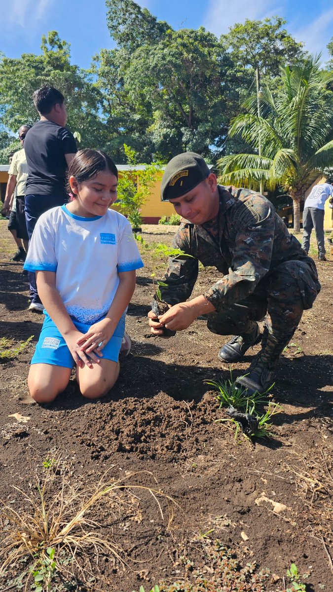 RelCiv's tweet photo. En conjunto con personal Docente y Alumnos  desarrolló campaña de reforestación en instalaciones de referidas escuelas, coadyuvando a la Protección, Conservación y Mejoramiento del Medio Ambiente. https://t.co/9vHLn0uGxD
