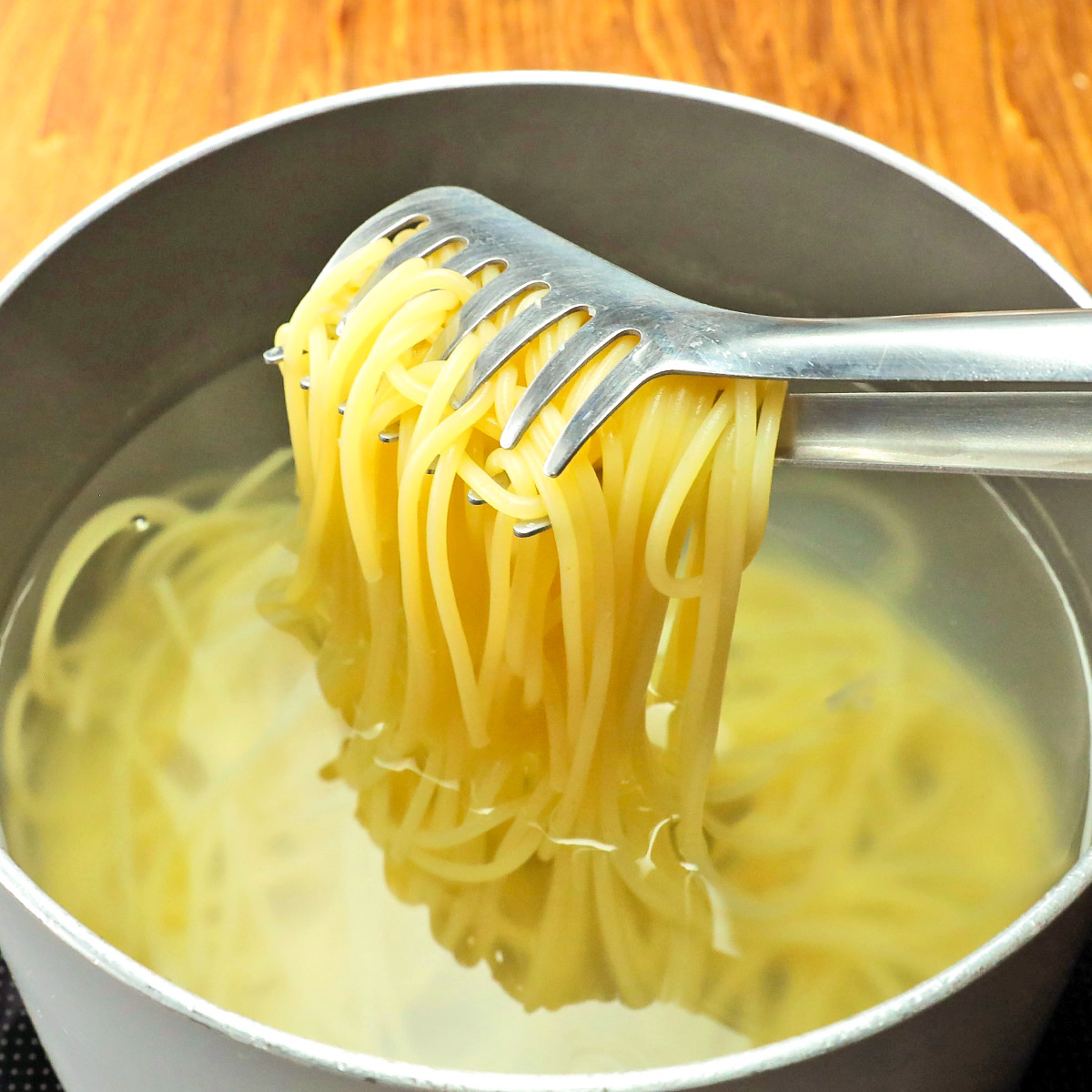TastyJapan's tweet photo. 【スパゲッティ、まだ普通にゆでてるの？】「今まで何やってたんだ」「もう火を使い続けなくてOK」光熱費を節約する簡単裏ワザ🍝

パスタを作るとき、コレやってる？
知ったら戻れない、光熱費を節約する方法をご紹介します❣️
グラグラとゆでるのは最初だけ。鍋につきっきりにならず、ふきこぼれの心配もありません👍

詳しくはリプ欄を見てね👇