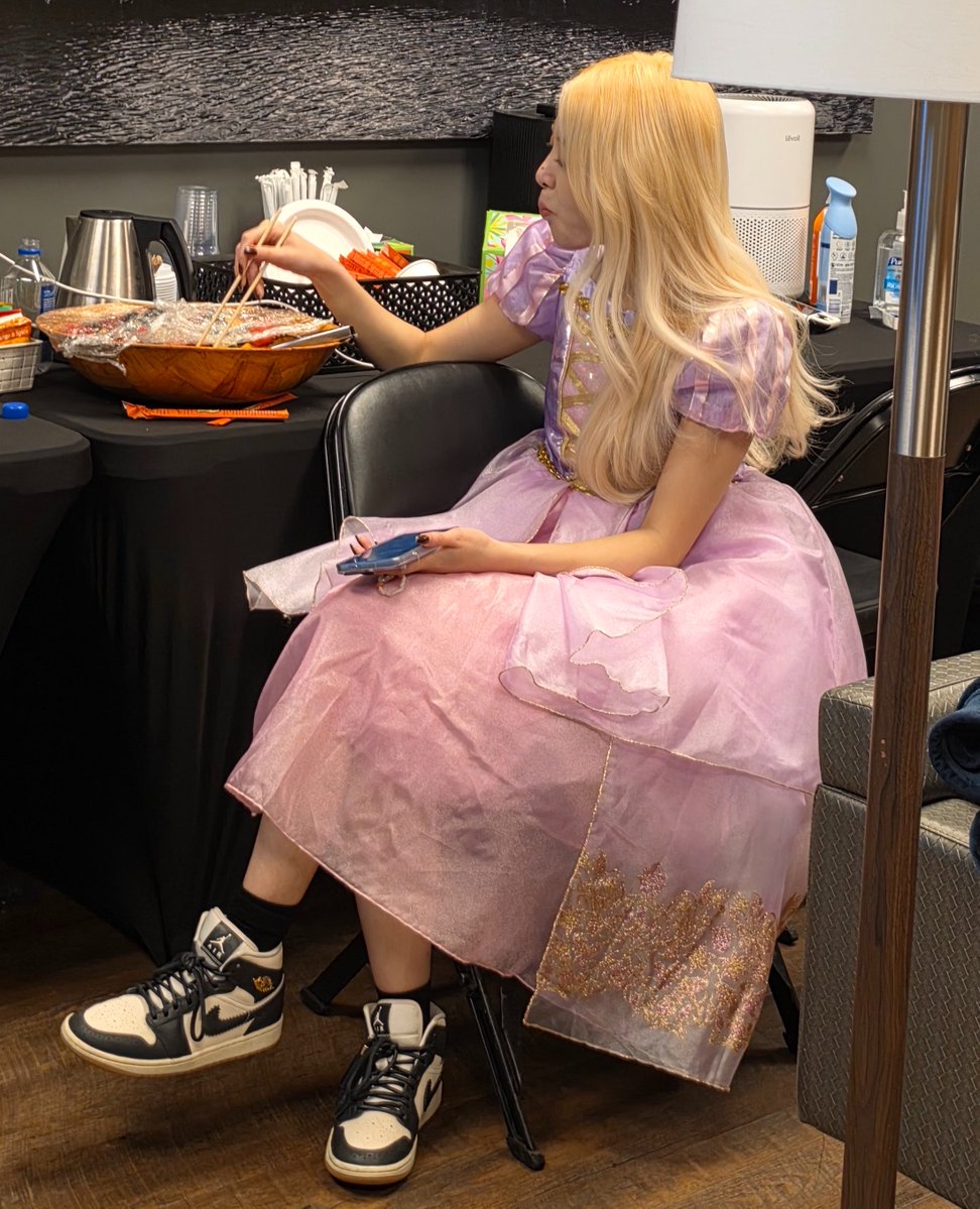 yunjinrs's tweet photo. yunjin said she looks like “a princess who would badmouth a prince” in a waiting room.. why is this so true 😭 https://t.co/9VX36TbVOZ