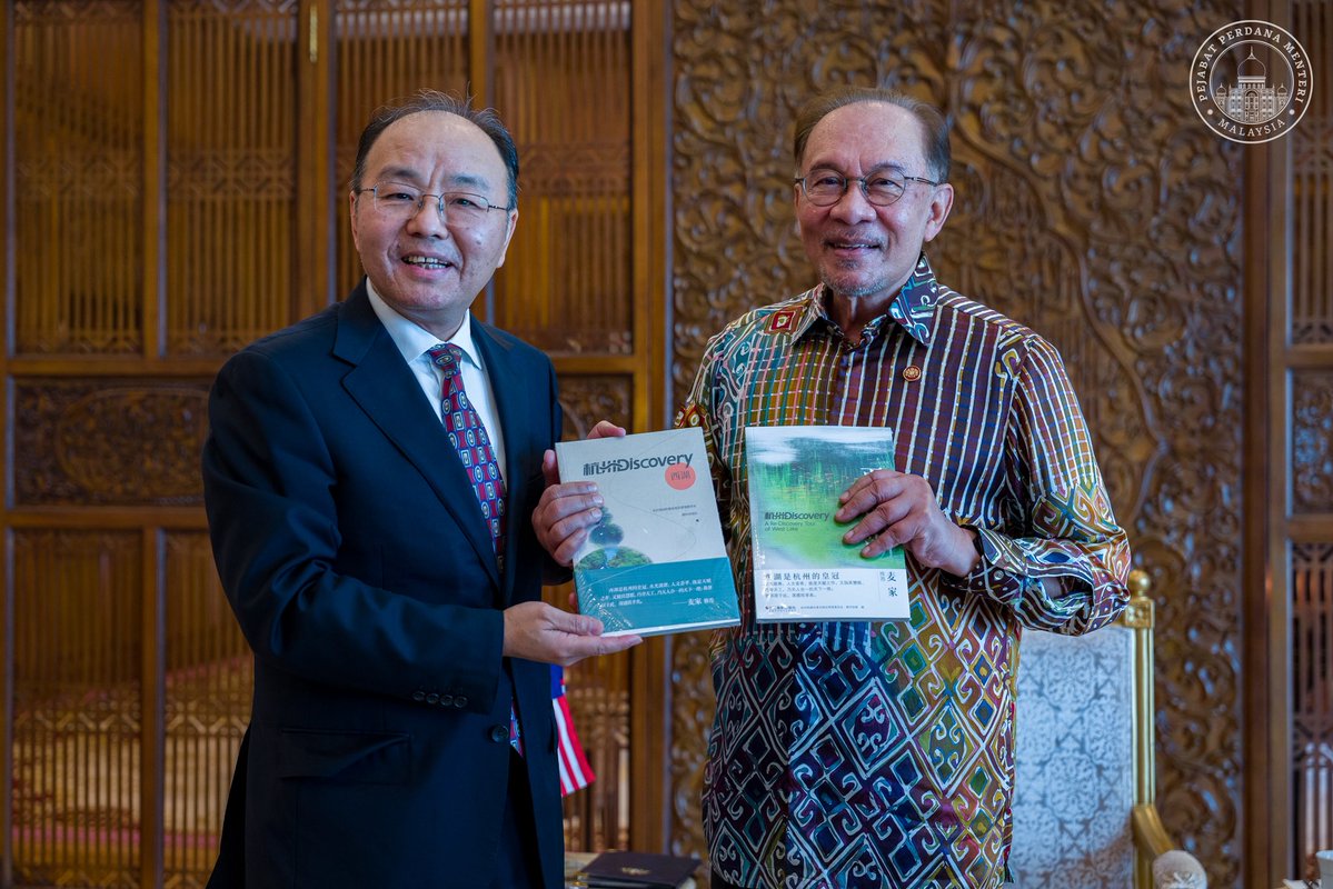 anwaribrahim's tweet photo. Sewaktu menerima kunjungan hormat perpisahan daripada Duta Besar Republik Rakyat China ke Malaysia, Ouyang Yujing, saya merakamkan penghargaan atas komitmen dan sumbangan beliau sepanjang tempoh perkhidmatan dalam memperkukuh kerjasama antara kedua-dua negara.

Malaysia dan China telah membina jalinan yang kukuh dalam pelbagai bidang, termasuk ekonomi, teknologi, pendidikan dan kebudayaan, malah kerjasama strategik seperti ECRL, teknologi 5G, kecerdasan buatan, pelabuhan dan industri nadir bumi turut membuka ruang baharu untuk manfaat bersama.

Saya turut menerima kiriman khas daripada Premier Li Qiang berupa buku mengenai Hangzhou, yang baru-baru ini saya kunjungi dan merupakan kampung halaman beliau. Saya amat menghargai ingatan dan perhatian tersebut.

Kedua-dua negara akan terus memperkukuh persahabatan dan kerjasama yang telah sekian lama terjalin, serta meneroka bidang-bidang baharu demi kepentingan rakyat, keamanan dan kemakmuran rantau.

#MalaysiaMADANI
#YakinMADANI
#DiplomasiMADANI