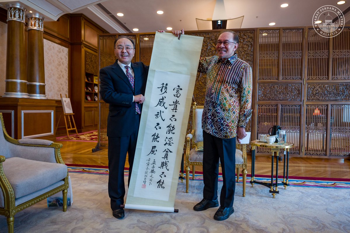 anwaribrahim's tweet photo. Sewaktu menerima kunjungan hormat perpisahan daripada Duta Besar Republik Rakyat China ke Malaysia, Ouyang Yujing, saya merakamkan penghargaan atas komitmen dan sumbangan beliau sepanjang tempoh perkhidmatan dalam memperkukuh kerjasama antara kedua-dua negara.

Malaysia dan China telah membina jalinan yang kukuh dalam pelbagai bidang, termasuk ekonomi, teknologi, pendidikan dan kebudayaan, malah kerjasama strategik seperti ECRL, teknologi 5G, kecerdasan buatan, pelabuhan dan industri nadir bumi turut membuka ruang baharu untuk manfaat bersama.

Saya turut menerima kiriman khas daripada Premier Li Qiang berupa buku mengenai Hangzhou, yang baru-baru ini saya kunjungi dan merupakan kampung halaman beliau. Saya amat menghargai ingatan dan perhatian tersebut.

Kedua-dua negara akan terus memperkukuh persahabatan dan kerjasama yang telah sekian lama terjalin, serta meneroka bidang-bidang baharu demi kepentingan rakyat, keamanan dan kemakmuran rantau.

#MalaysiaMADANI
#YakinMADANI
#DiplomasiMADANI