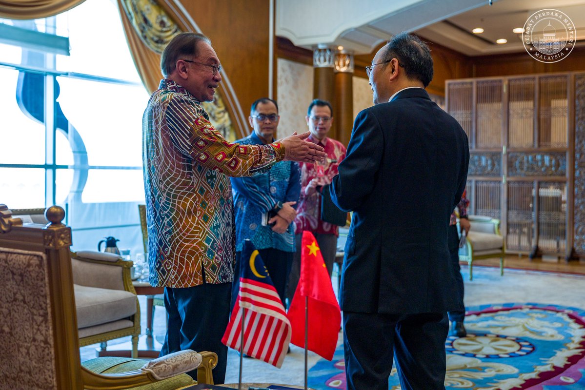 anwaribrahim's tweet photo. Sewaktu menerima kunjungan hormat perpisahan daripada Duta Besar Republik Rakyat China ke Malaysia, Ouyang Yujing, saya merakamkan penghargaan atas komitmen dan sumbangan beliau sepanjang tempoh perkhidmatan dalam memperkukuh kerjasama antara kedua-dua negara.

Malaysia dan China telah membina jalinan yang kukuh dalam pelbagai bidang, termasuk ekonomi, teknologi, pendidikan dan kebudayaan, malah kerjasama strategik seperti ECRL, teknologi 5G, kecerdasan buatan, pelabuhan dan industri nadir bumi turut membuka ruang baharu untuk manfaat bersama.

Saya turut menerima kiriman khas daripada Premier Li Qiang berupa buku mengenai Hangzhou, yang baru-baru ini saya kunjungi dan merupakan kampung halaman beliau. Saya amat menghargai ingatan dan perhatian tersebut.

Kedua-dua negara akan terus memperkukuh persahabatan dan kerjasama yang telah sekian lama terjalin, serta meneroka bidang-bidang baharu demi kepentingan rakyat, keamanan dan kemakmuran rantau.

#MalaysiaMADANI
#YakinMADANI
#DiplomasiMADANI