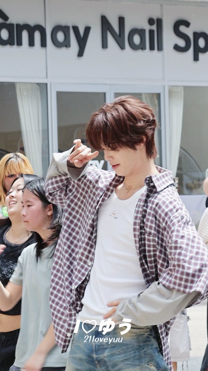 A young man with brown hair wearing a plaid shirt and white t-shirt shields his eyes while walking past a nail spa, with the watermark 'I♡ゆう 21loveyuu' visible.