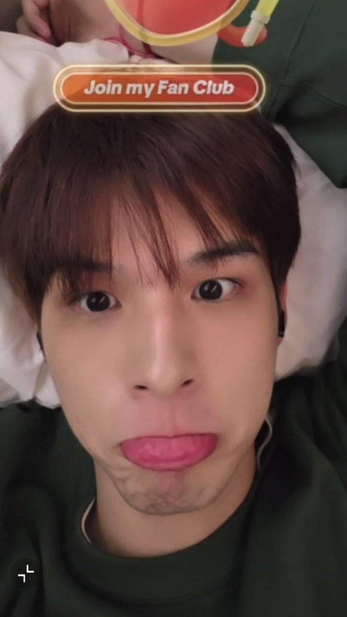 bimzpie's tweet photo. เอ็นดูความไลฟ์บนเครื่องบิน พูดดังไม่ได้ แต่ทำหน้าได้ร้อยหน้านะ 

#skywongravee @skywongraveee https://t.co/iyDjpY7lX1
