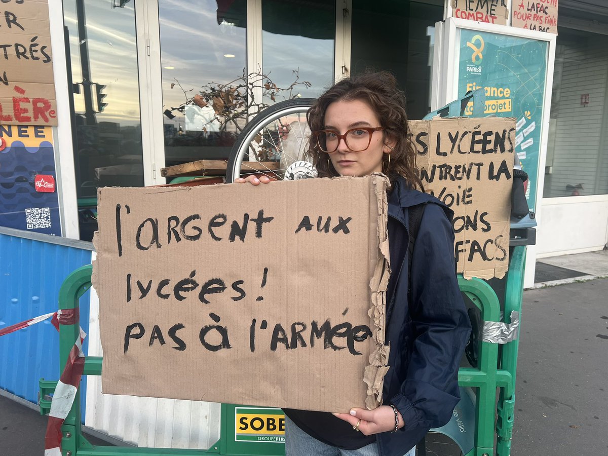 rmercierpro's tweet photo. Camille, étudiante en master d’études de genre, fait partie des bloqueurs. «On se mobilise en solidarité avec les lycéens qui ont été violemment réprimés par la police ces derniers jours», explique paisiblement la jeune femme. https://t.co/pi11GLw8Yi