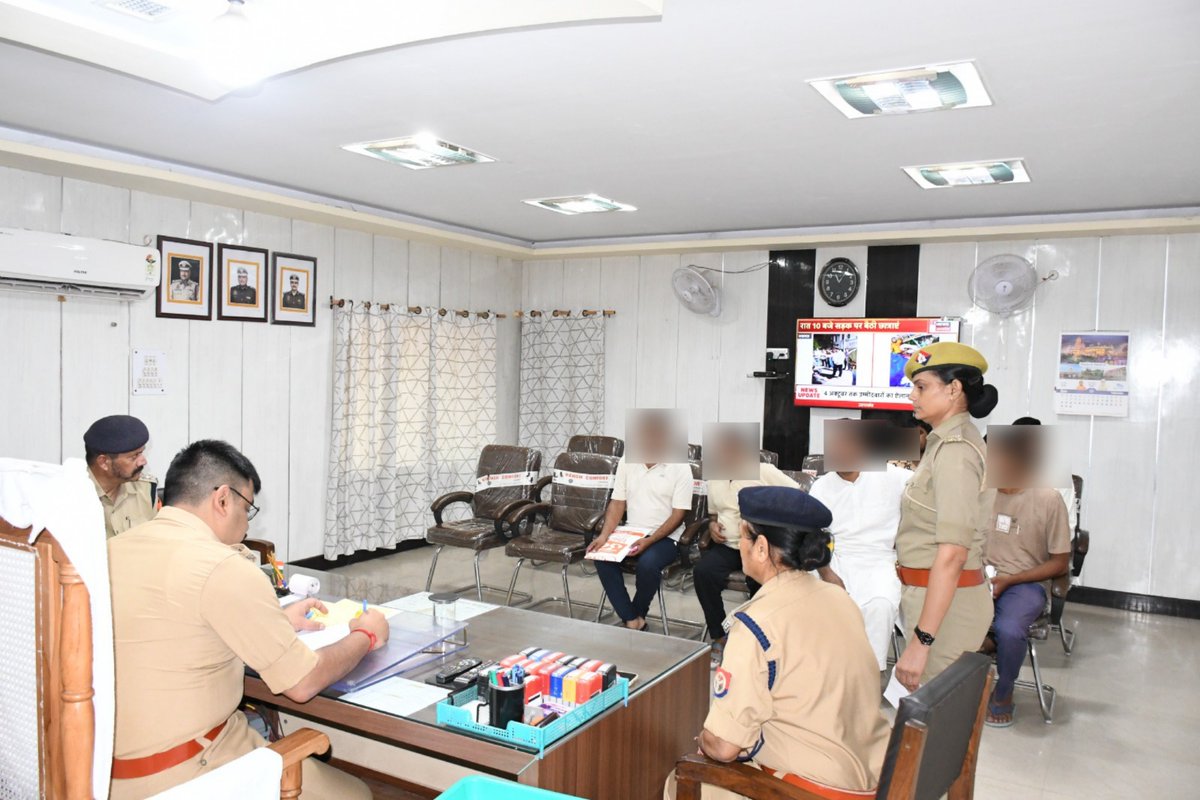 baghpatpolice's tweet photo. #baghpatpolice
पुलिस अधीक्षक बागपत द्वारा पुलिस कार्यालय में #जनसुनवाई के दौरान आमजन की समस्याएं एवं शिकायतें गम्भीरता से सुनी गईं तथा प्रत्येक फरियादी से संवाद करते हुए उनकी समस्याओं के त्वरित एवं निष्पक्ष निस्तारण हेतु संबंधित को आवश्यक दिशा-निर्देश दिये गये।
@Uppolice https://t.co/84IGGMFIXS
