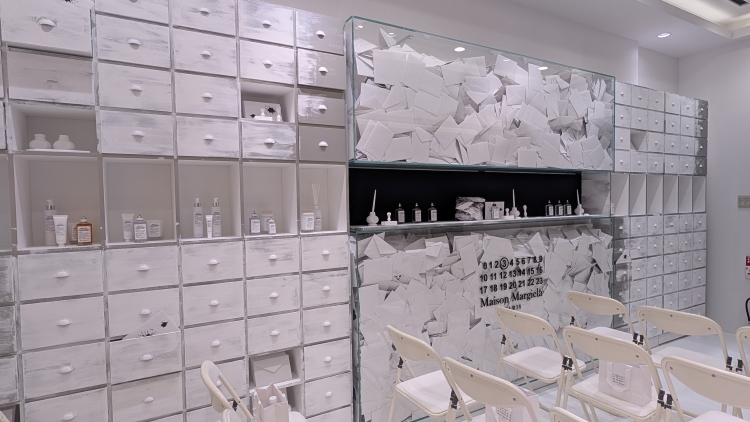 FASHIONHL's tweet photo. Maison Margiela’s “Replica” turns memory into space in Tokyo.

→https://t.co/6wyRnHYjYs

The new “Letter Never Sent” concept store at GINZA SIX evokes Tokyo, 1995 through scent, unsent letters, and a white post office inspired by memories left unfinished.

#MaisonMargiela #ReplicaFragrances #GINZASIX #Tokyo