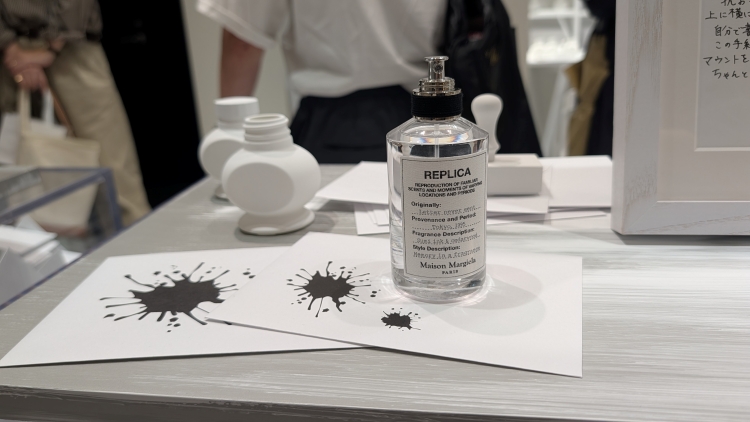 FASHIONHL's tweet photo. Maison Margiela’s “Replica” turns memory into space in Tokyo.

→https://t.co/6wyRnHYjYs

The new “Letter Never Sent” concept store at GINZA SIX evokes Tokyo, 1995 through scent, unsent letters, and a white post office inspired by memories left unfinished.

#MaisonMargiela #ReplicaFragrances #GINZASIX #Tokyo