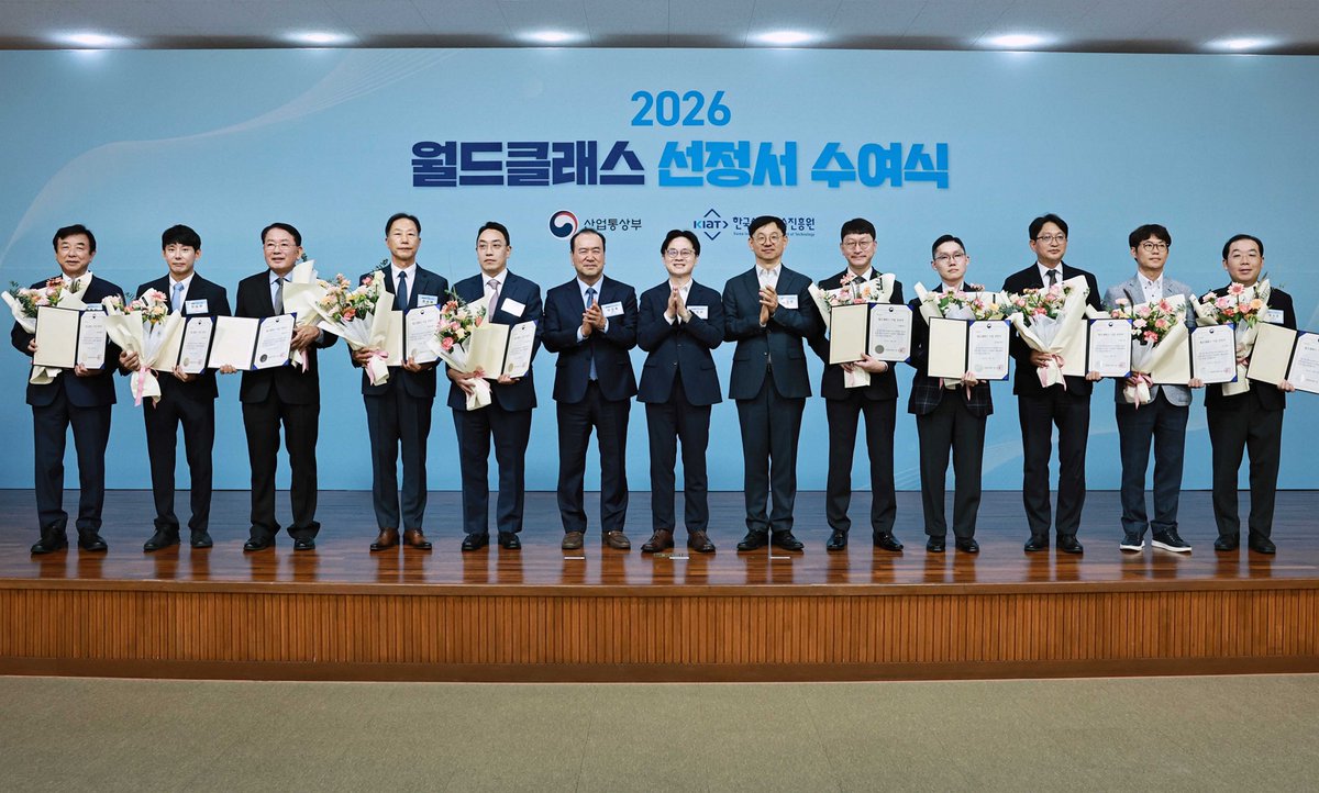 MinisterofMOTIR's tweet photo. <기업이 커질수록 더 북돋아줘야 합니다>

오늘 중견기업인들을 만나 제3차 중견기업 성장촉진 기본계획을 발표하고 현장 의견을 들었습니다. 새롭게 월드클래스 플러스 기업에 선정된 10곳에 선정서도 수여했습니다.  

중견기업의 ‘견’은 굳을 견(堅)입니다. 우리 경제를 견고하게 받친다는 의미라고 생각합니다. 중소기업이 중견기업으로, 중견기업이 대기업으로 커가는 것은 우리 사회가 건강하다는 증표입니다.

그런데 중소기업으로 회귀하는 기업이 늘고 있습니다. 기업이 성장할수록 더 북돋아주고 격려해야 하는데 그렇지 못했던 것입니다. 오늘 기업인들도 중견기업이 되면 부담은 늘고, 지원은 줄거나 끊기는 어려움을 말씀하셨습니다. 

기업이 커져야 우리 경제도 커집니다. 이에 이번 기본계획은 성장사다리 복원에 주안점을 두었습니다. 지원 절벽 문제를 완화하고 기업 규모에 따른 규제도 개선해 나가겠습니다. 5극3특 성장엔진과 연계해 지역 중견기업을 육성하고, 중견기업의 https://t.co/U7GiO2TEfE도 본격 추진하겠습니다.

무엇보다 세계 시장에서 ‘우리 아니면 안 되는 기술력’을 갖출 수 있도록 돕겠습니다. 대체 불가한 경쟁력이 있어야 통상의 파고도 이겨낼 수 있습니다.

기술개발과 해외 진출을 지원하는 월드클래스 플러스 사업도, 기업들이 글로벌 마케팅에 활용할 수 있도록 브랜드 가치를 높일 방안을 고민하겠습니다.

정부의 지원제도를 몰라서 활용하지 못하는 일도 없어야 합니다. 중견기업연합회와 담당 부서에 지원 내용을 자세히 알리고 꼼꼼히 챙겨달라고 당부했습니다. 

우리 경제를 견고하게 받치는 중견기업들이 세계로 더 크게 나아갈 수 있도록 최선을 다해 지원하겠습니다.

#중견기업 #성장촉진 #기본계획 #월드클래스플러스 #산업부 #산업통상부 #김정관장관 #MAX #제조AX