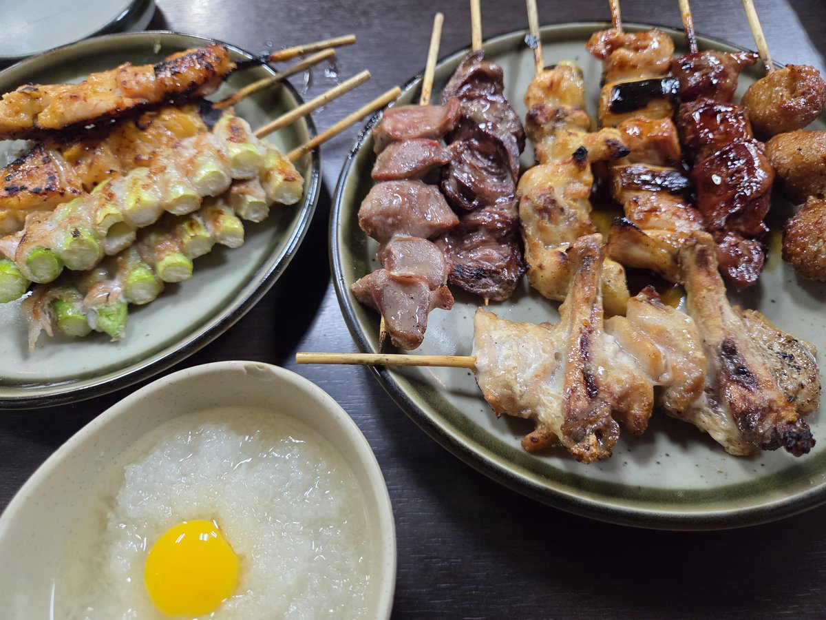 mimeika's tweet photo. 先週末は高田馬場の老舗焼き鳥やさんにて。1本80円からとお安いんだけど、サイゼリア効果かあれもこれもと飲み食いしてしまい、1人5000円近くのお会計に😅 https://t.co/mLIcjSJnU8