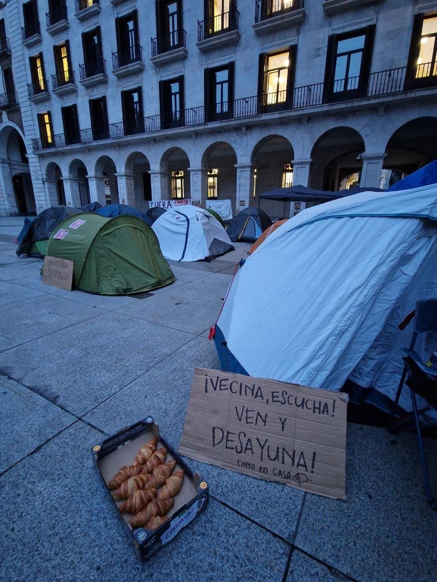 CSOALalechuza's tweet photo. Tercera noche en la Plaza Porticada. ✊️

📢 HOY:

🕔 17h — ASAMBLEA ABIERTA
Ven, participa, propone y súmate

🥁 20h — CACEROLADA POR EL DERECHO A LA VIVIENDA
¡Que se nos oiga en toda la ciudad! https://t.co/yNrIJhvUtC