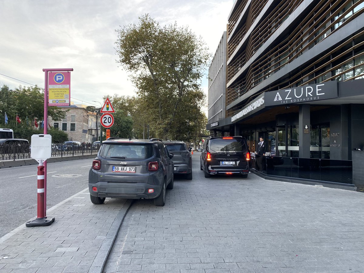CirkinIstanbul's tweet photo. kaldırım olması gereken yer yol, kaldırım da park yeri olmuş.

park yerlerini işletmelere değil halka ver @istanbulbld https://t.co/fTElYZQUqG