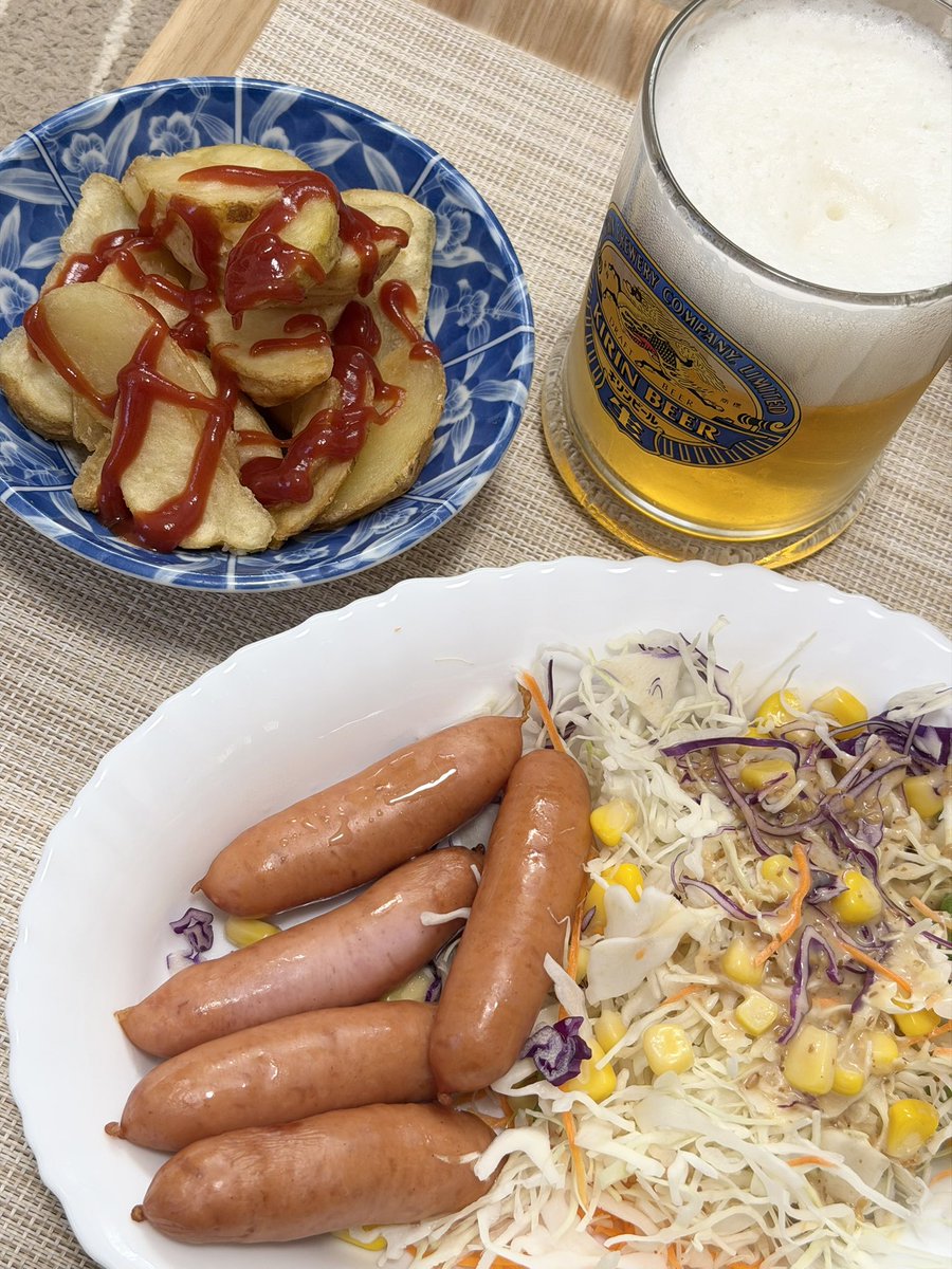 rubirinn's tweet photo. ティータイムです！

シャウエッセンの残りと
フライドポテトで一杯(≧∀≦)

ところで近所のスーパーさん？

｢酒税が変わりました！｣って
めっちゃポスター貼って
チューハイ値上げしてたけど

ビールのコーナーは何事も無かったのようにそのままの価格だったのはどう言う事ですかね？(¬_¬)

#麦芽ティータイム