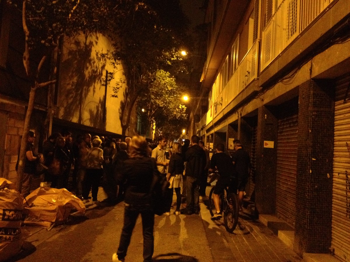 giner_roser's tweet photo. #1octubre Vam votar. Vam guanyar. Escola Poeta Foix. 
- - El meu somni no ha mort; com més temps ha passat, més violent s'ha fet el record. @RodoredaMerce Mirall trencat.- - https://t.co/ZpmS48cP6j