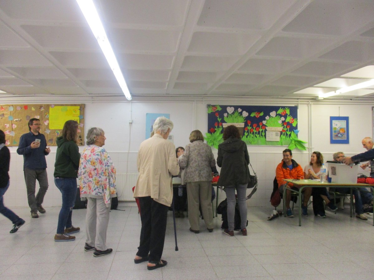 giner_roser's tweet photo. #1octubre Vam votar. Vam guanyar. Escola Poeta Foix. 
- - El meu somni no ha mort; com més temps ha passat, més violent s'ha fet el record. @RodoredaMerce Mirall trencat.- - https://t.co/ZpmS48cP6j