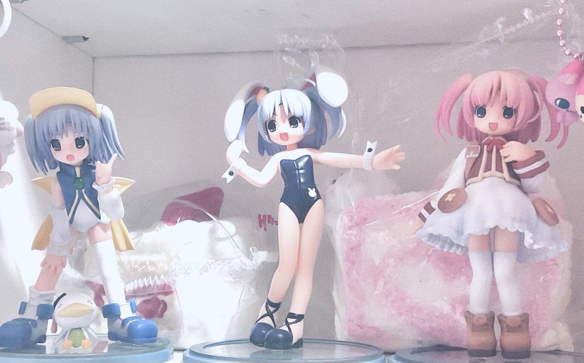khkotbbjw's tweet photo. また行って買ってきた！2枚目の子達はエロゲーのキャラだった！😻かわい〜〜！ https://t.co/ftLyUkqWTE