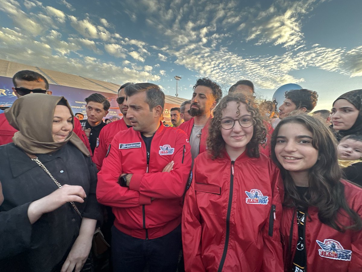 KaralokMine's tweet photo. Şanlıurfa TEKNOFEST’te görev alan mühendislerin,askerlerin tüm görevlilerin  güler yüzü, samimiyeti ve ilgisi; teknolojiyi sımsıcak bir deneyime dönüştürdü. Başta @Selcuk Bayraktar olmak üzere tüm ekibe gönülden teşekkür ediyorum. İyi ki varsınız! 🇹🇷🚀
#Şanlıurfateknofest https://t.co/jmF8NbZG2D