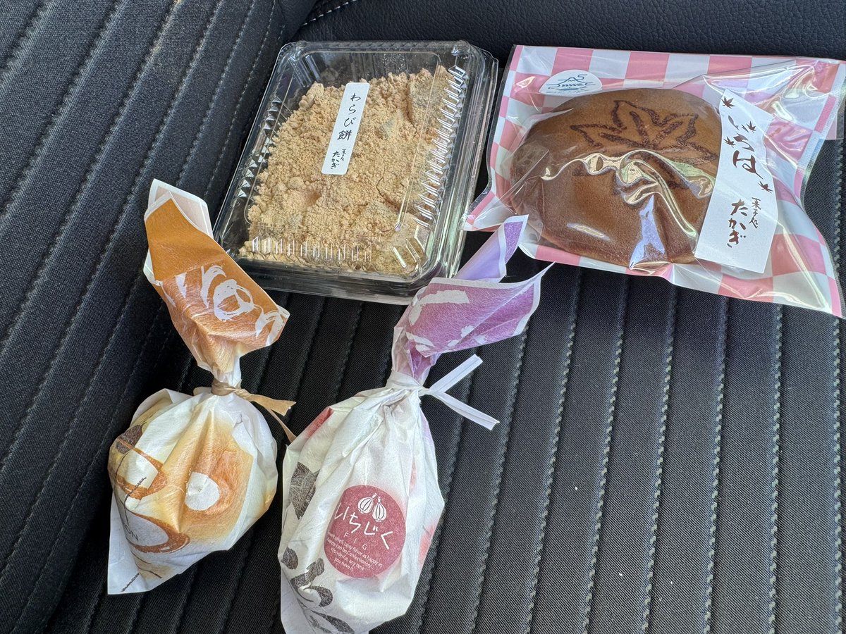 Furusense_168's tweet photo. 甘味補給にたかぎさんのところへ。

大好物のいろはどら焼き（ほうじ茶）をはじめ
わらび餅
大福（いちじく・栗）を入手

疲れた時は甘いものって相場が決まってんの（？）

にしてもグッズ増えたな…
旦那さんもさすがに増えすぎてるって言ってらした…
ほんと申し訳ないです… https://t.co/5BwpRgLzzT