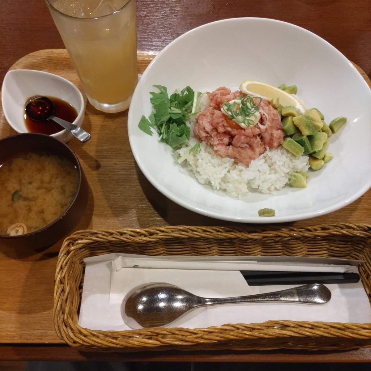 cafedeitaly's tweet photo. アボカドまぐろ丼をお醤油で頂きました。 https://t.co/5cAyLStEKo