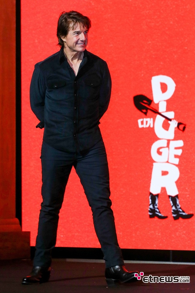 tcarchive0220's tweet photo. His thigh....

#Digger Press conference in Korea https://t.co/LbgLevPSrS