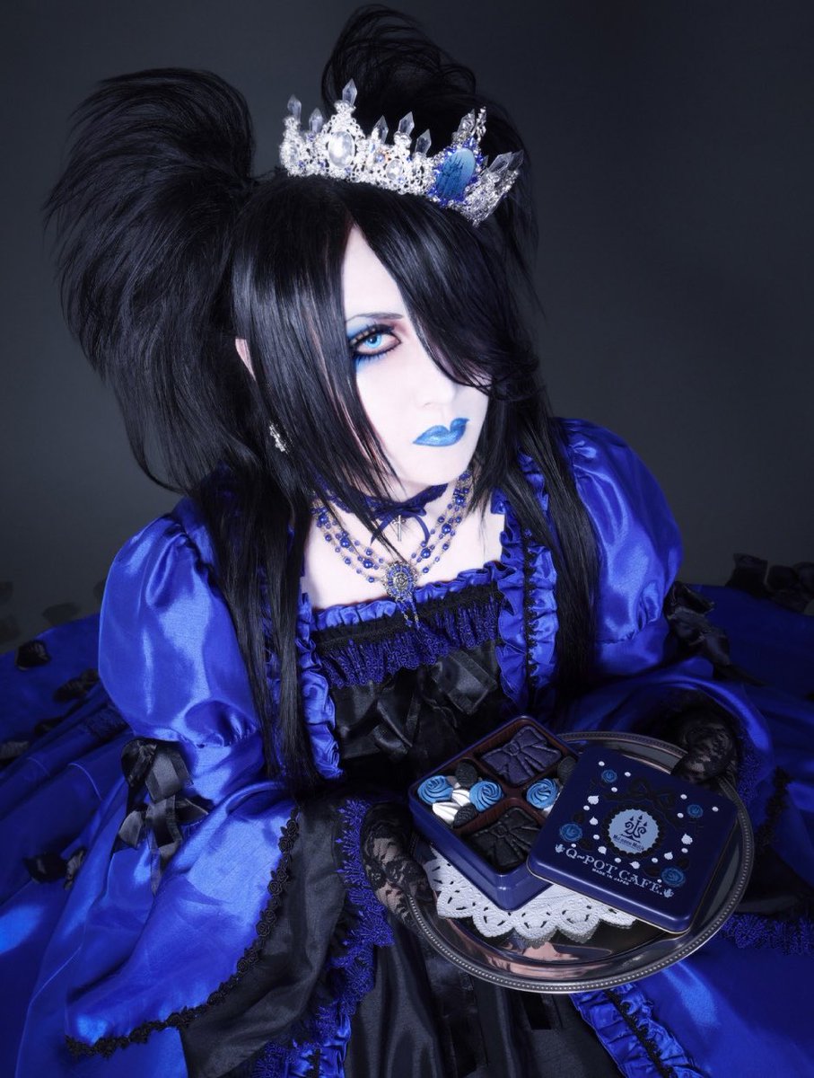 raveilsia_'s tweet photo. Mana様(ﾉД`) thanks for blessing my day with this amazing look. hes finally wearing twintails again!!!! looks like those on the right pic(´ρ`) MY QUEEN YOURE SO CUTE( ߹꒳​߹ )💙💙💙💙 https://t.co/Us14aCylNu