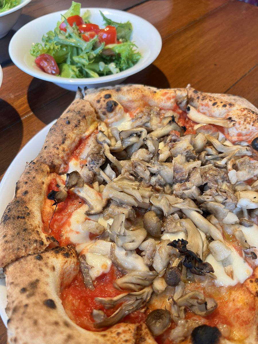 aayaammmm's tweet photo. なぜか京都でピザ食べた😂とてもおいしかった！ https://t.co/rhW0rpzNKb