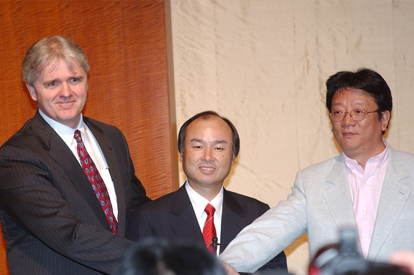 SoftBank's tweet photo. 20年前の今日、2006年10月1日、ブランド名を「ボーダフォン」から「ソフトバンク」に変更し、ソフトバンクの移動体通信事業の歴史が始まりました。

この20年、ソフトバンクは「モバイルインターネット革命」を目指して様々な取り組みを行ってきました。

その中でも大きな転換点となったのが、2008年の「iPhone 3G」の日本発売です。通話やメールが中心だった携帯電話で、大きな画面を指で操作し、ウェブサイトを見る、地図を見る、音楽を聴く。それまでパソコンでしていたことが、iPhone でできるようになったのです。

そして今、暮らしのさまざまな場面で、スマートフォンからインターネットを利用することが当たり前になっています。

これからもソフトバンクは、テクノロジーと通信の力で新しい体験を生み出していきます。

#SoftBank