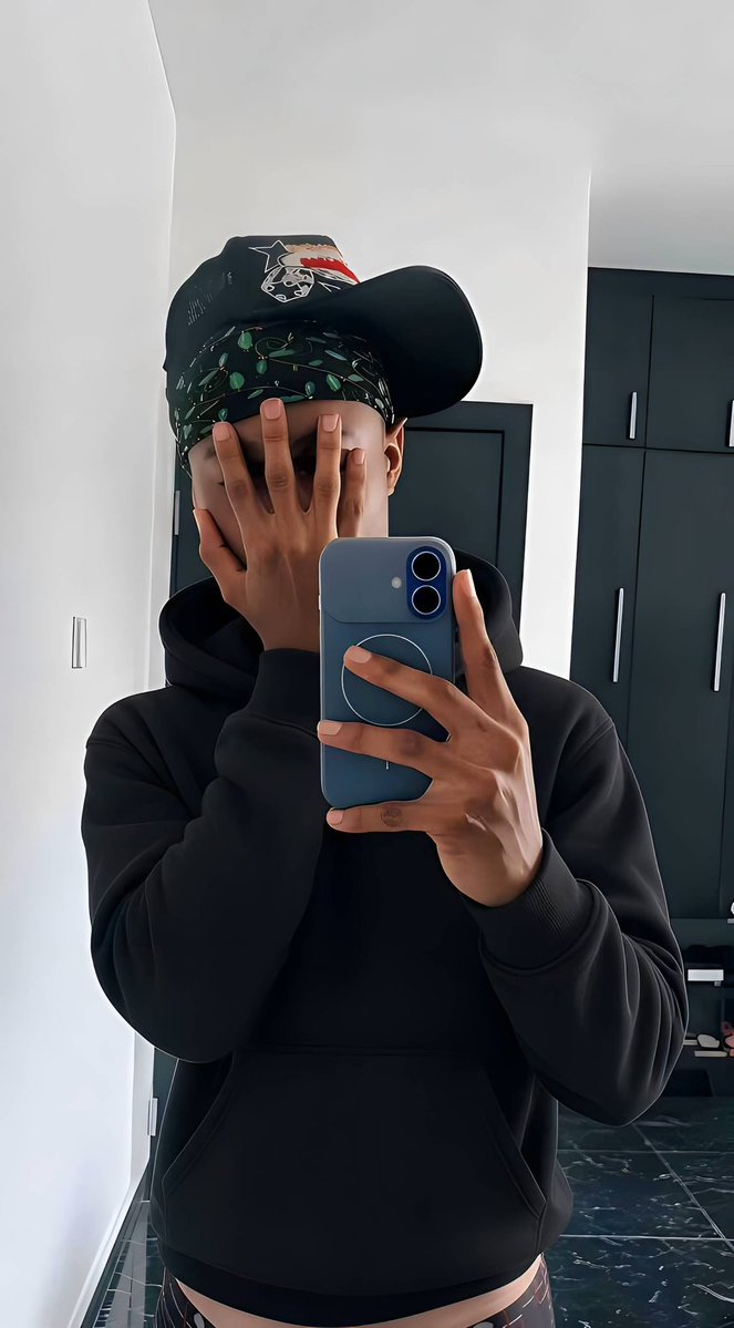 Gtbiee's tweet photo. We all made it to October Happy new month ❤️🎊 https://t.co/ENteAgSWeF