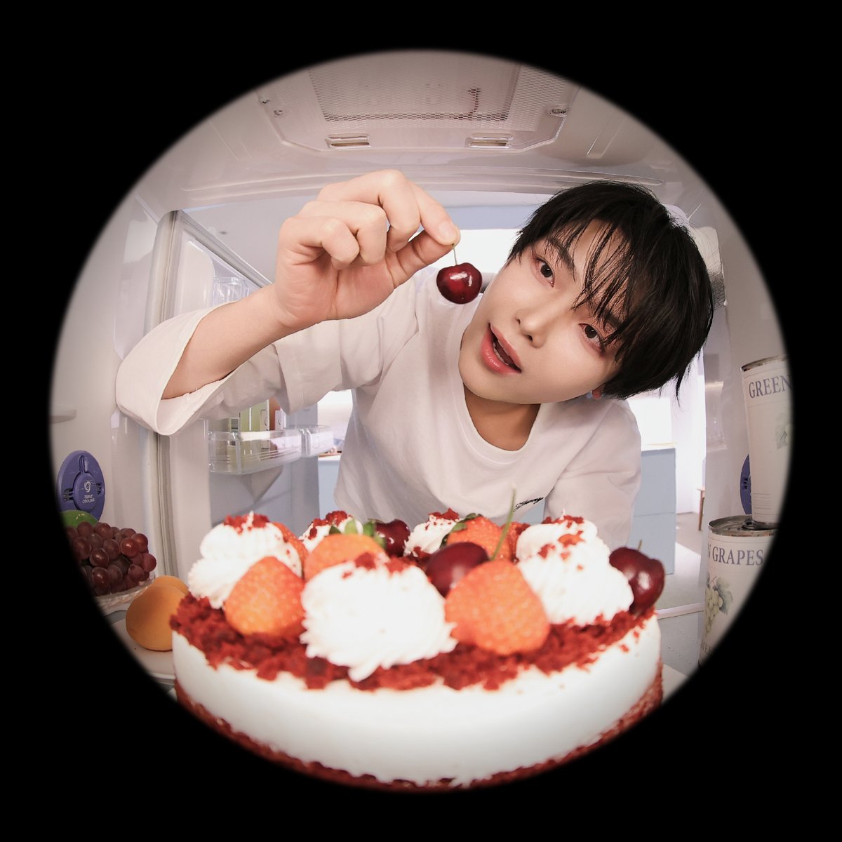 andTEAMofficial's tweet photo. [PREVIEW] &amp;TEAM 2027 SEASON'S GREETINGS 'Who Ate the Cake?' PREVIEW IMAGE

#NICHOLAS #YUMA #JO
#andTEAM
#Seasons_Greetings
#who_ate_the_cake https://t.co/01YqjU4bIf