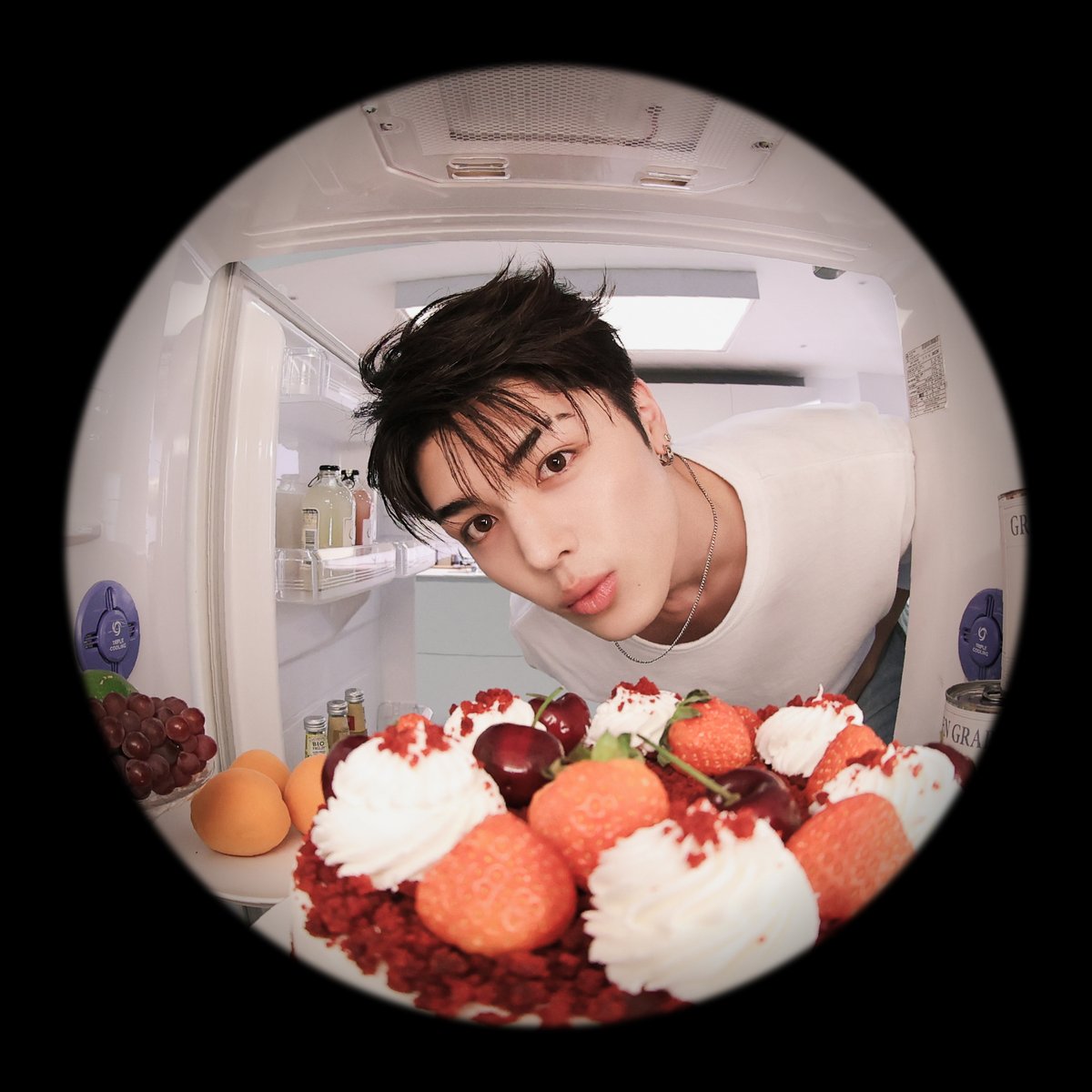 andTEAMofficial's tweet photo. [PREVIEW] &amp;TEAM 2027 SEASON'S GREETINGS 'Who Ate the Cake?' PREVIEW IMAGE

#HARUA #TAKI #MAKI
#andTEAM
#Seasons_Greetings
#who_ate_the_cake https://t.co/dFndsKV4QK