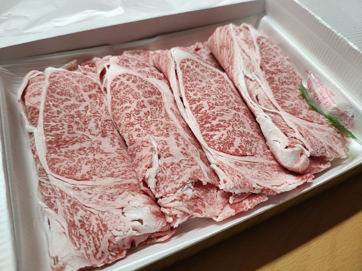 cayman555's tweet photo. スターゼン様より優待😾
すき焼き用のモーモー肉ですね☺️ﾊｲ
もっといっぱい入れてほしいな（は？）

#株主優待
#meal https://t.co/34PMsOne71
