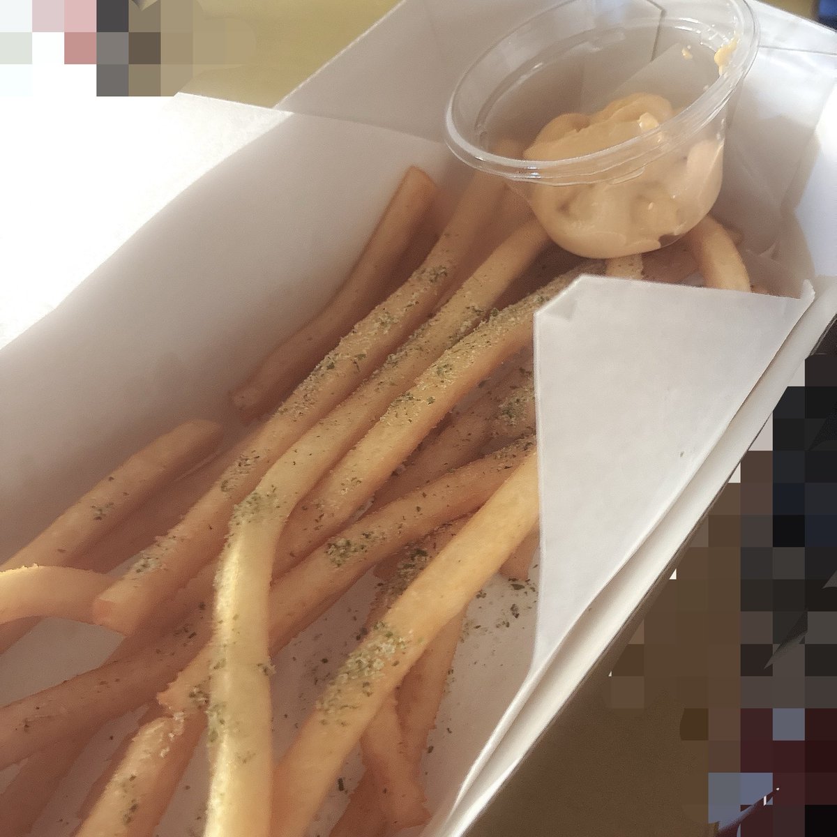 Clovia_96's tweet photo. 仕事から帰ってきたら親にロンポテいらん？
言われたから🤣
貰ったww🤣

のりしおとかけてもらったけど、
ハラペーニョも欲しい言ったらくれたww
またにはいいことするじゃん！ https://t.co/aH6K4ERNMO