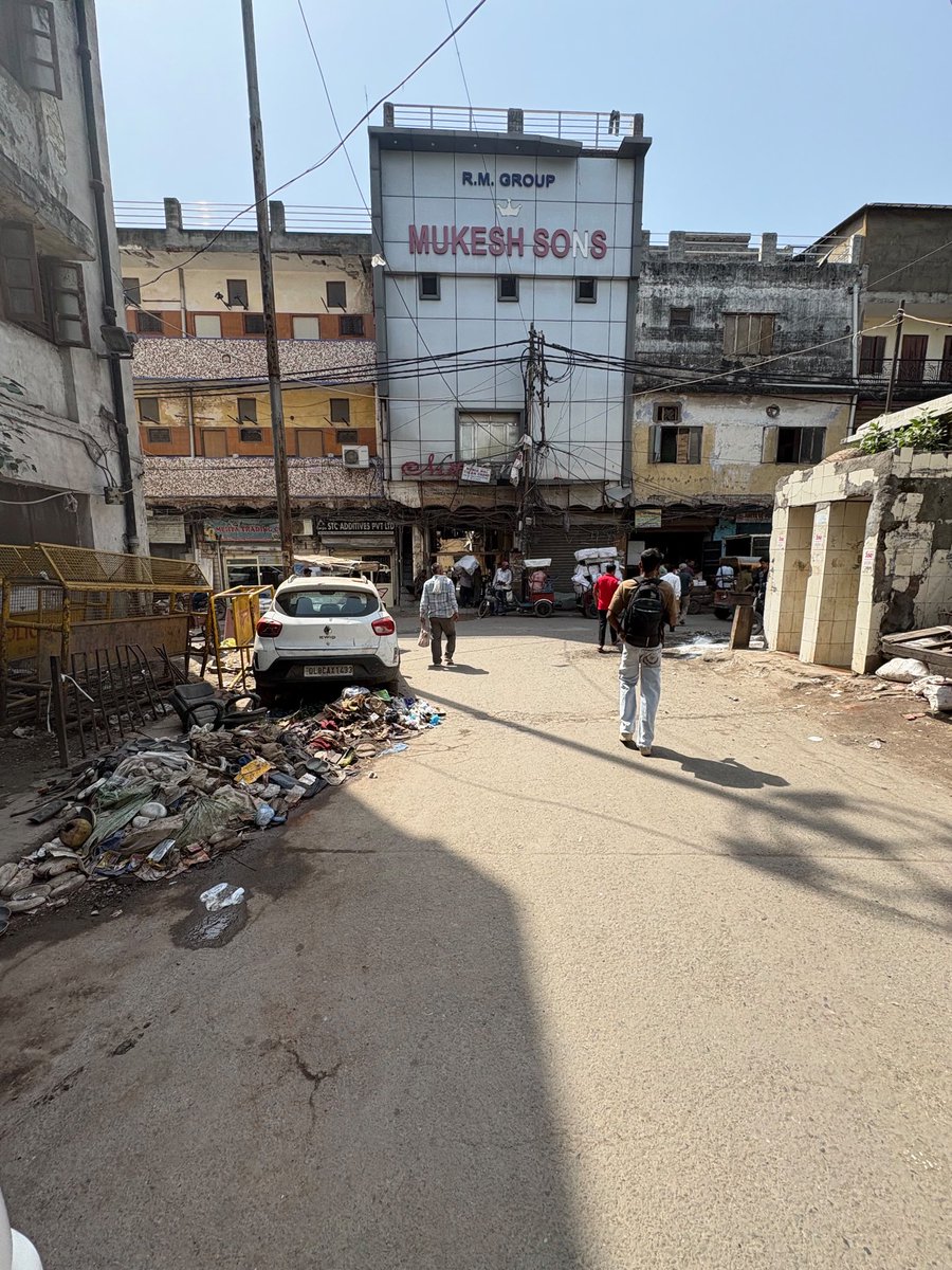 cavishalpandey's tweet photo. @CitySpzone @LtGovDelhi @gupta_rekha @SBM_MCD @MCD_Delhi Due to complaints made, the public urinal was sanitised by removing garbage & sprinkle of white powder but the garbage was shifted to just left side of urinal under a parked car & when car went away then reality was exposed. Hollow, face saving & ineffective act. Shame #MCDCare https://t.co/Ia7fg2cQwn